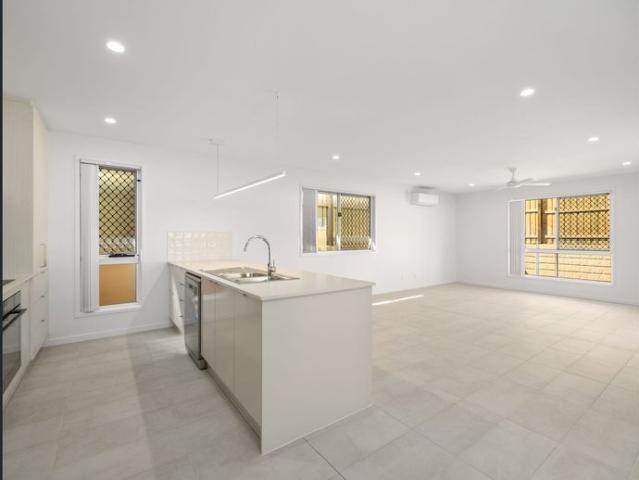 BEAUTIFUL MODERN LOW MAINTENANCE BRAND NEW HOME IN WHITE ROCK