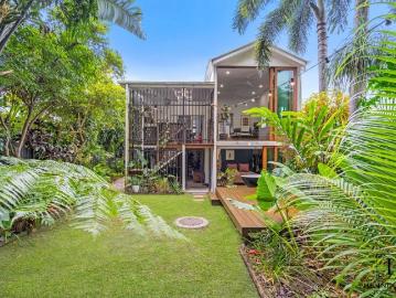Beautiful Modern Queenslander with Seamless Indoor Outdoor Living
