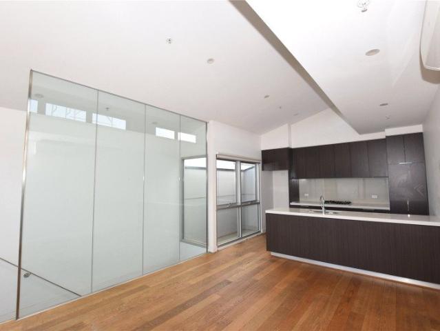 Beautiful Modern Townhouse Close to Train Station