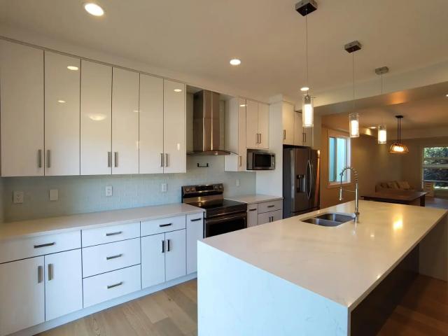 BEAUTIFUL, MODERN 3 BED & 2.5 BATH MAINFLOOR IN THE HEART OF ALLENDALE