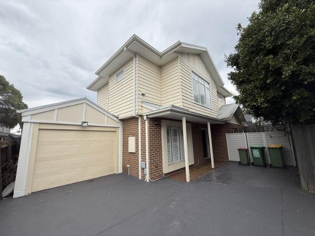 Beautiful Modern 4 Bedroom Townhouse in Central Maidstone