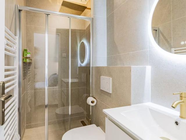 Beautiful, meticulously renovated and high end furnished apartment and air conditioning in the bedroom, Paris Amsterdam Apartments for Rent