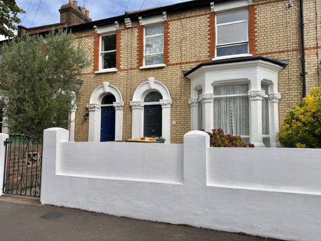 Beautiful Mid Terrace 4 Bed House MANOR PARK