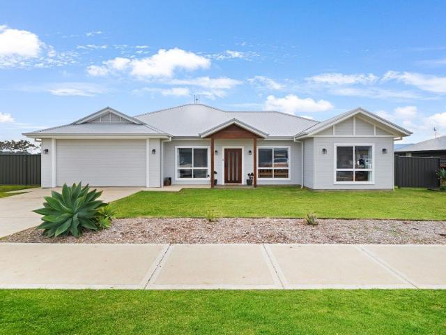Beautiful North Aspect Mountain Views, Ideal 4 bedroom Family Home