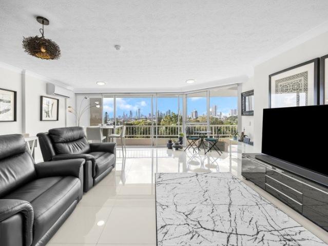 WestWater Beautiful North facing apartment, with Broadbeach/Surfers skyline views !