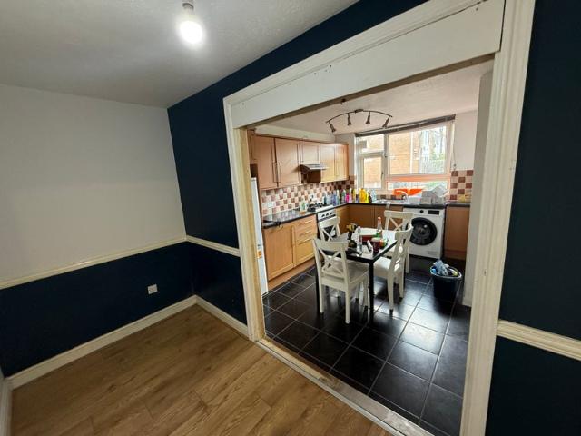 Beautiful Newly Refurbished 3 Bedroom Apartment in