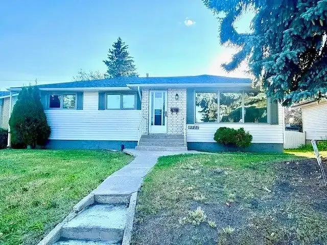 Beautiful newly renovated bungalow with detached double garage — 3 Bedrooms House
