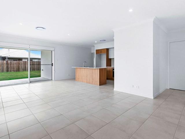 BEAUTIFUL NEAR NEW HOME IN BURRUM HEADS