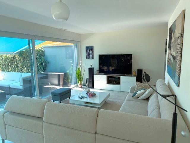 Beautiful semi detached villa with garden