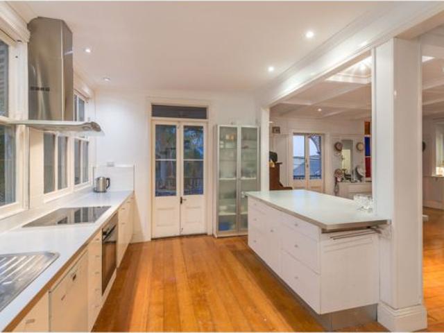 BEAUTIFUL SHARE HOUSE WITH POOL PERFECT FOR STUDENTS