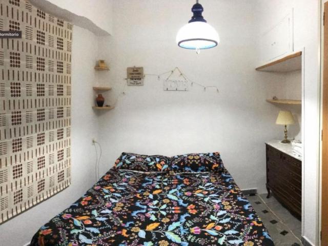 Beautiful single bedroom in 3 bedroom apartment near Plaza de los Luceros