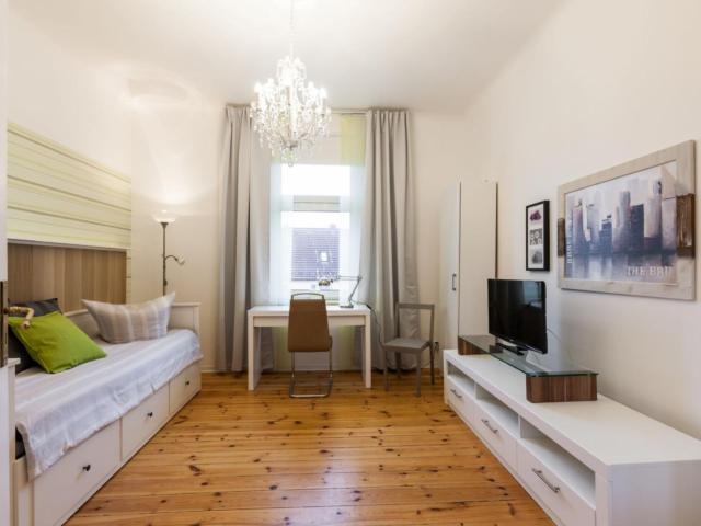 Beautiful single bedroom in 6 bedroom apartment