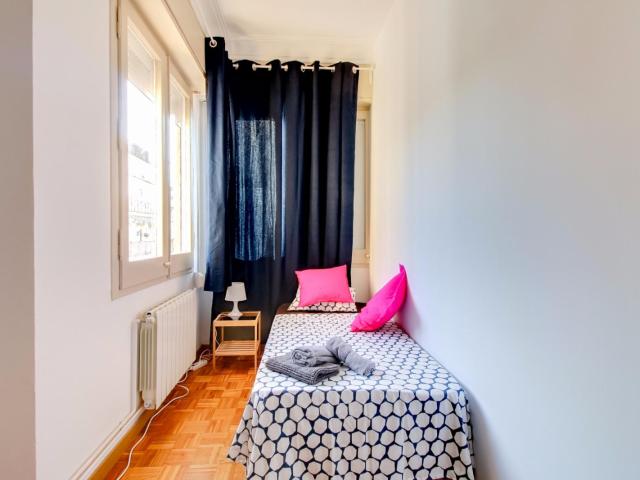 Beautiful single bedroom in a 10 bedroom flat, near Hospital Clínic metro
