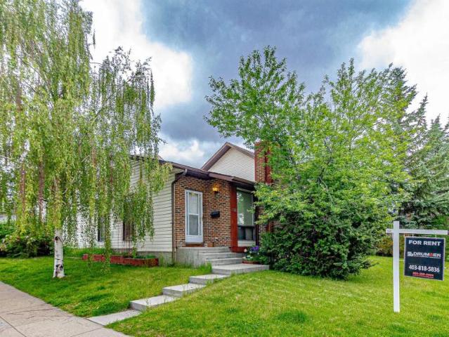 BEAUTIFUL + SPACIOUS 3 Bed, 2.5 Bath + Den! Ranchlands Home in a Great Location! — 7832 Ranchview Drive NW