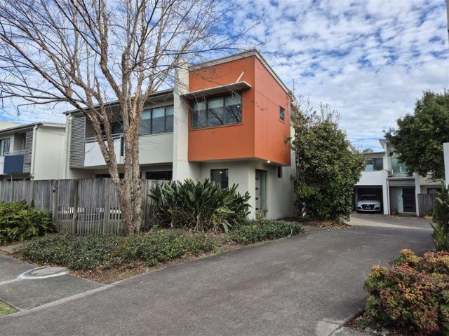 Beautiful Spacious 3 Bedroom Townhome Convenient Lifestyle