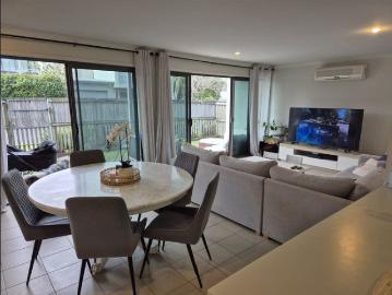 Beautiful Spacious 3 Bedroom Townhome Convenient Lifestyle