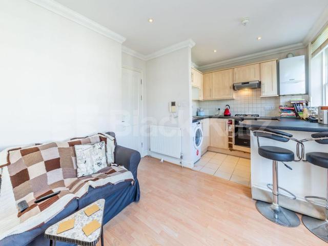 Beautiful & spacious 1 double bedroom property on the very popular Weston Park