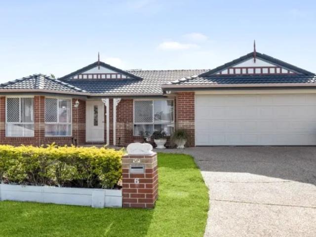 BEAUTIFUL & SPACIOUS 4 BEDROOM HOME CONVENIENT LOCATION
