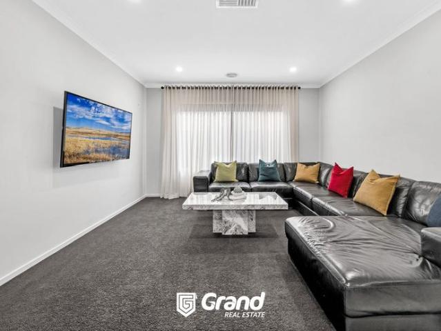 BEAUTIFUL & SPACIOUS 4 BEDROOM HOME IN PRIME LOCATION IN CLYDE NORTH !