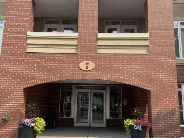 Beautiful, spacious corner unit in desirable Cooperwood, Spruce Cliff — 2 Bedrooms Condo Unit