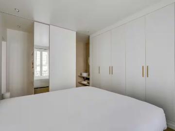 Beautiful, spacious apartment for 4 people in Sacré Cœur, Paris Amsterdam Apartments for Rent