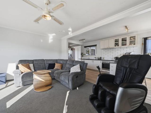 Beautiful & Spacious Family Home in a Prime Warrane Location