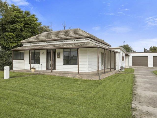 Beautiful Spacious Home, Convenient Location