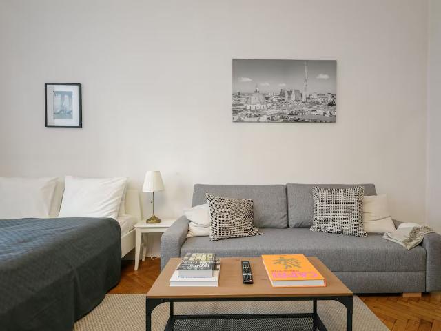 Beautiful Studio near Metro & Schönbrunn, in wonderful traditional Viennese Building