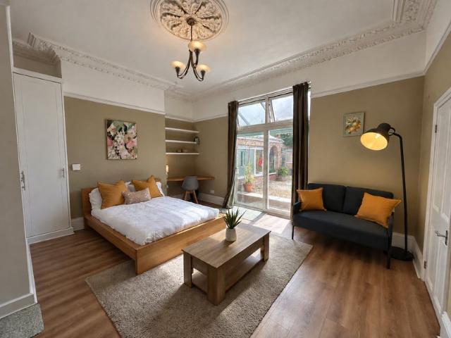 Beautiful Studio All Bills No Deposit BS6