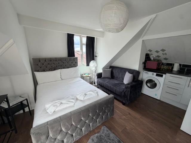 Beautiful Studio Flat | Near Hendon Central