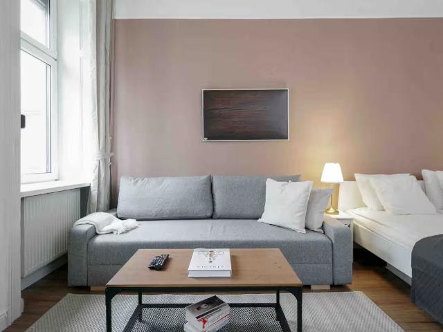 Beautiful Studio in traditional Viennese Building, direct tram to center, very quiet and peaceful street & area