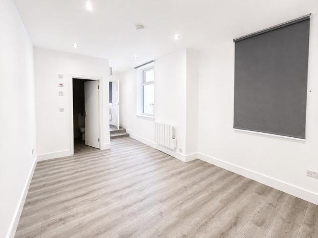Beautiful Studio to Rent in Finchley Central N3