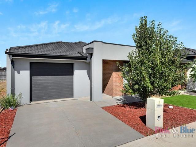 Beautiful & Stunning 4 Bedroom Family Home for Rent! Close promixity to Rockbank Train Station