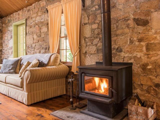 BEAUTIFUL STONE HOMESTEAD CLOSE TO RYLSTONE