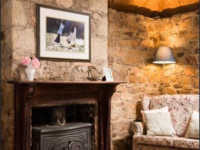 BEAUTIFUL STONE HOMESTEAD CLOSE TO RYLSTONE