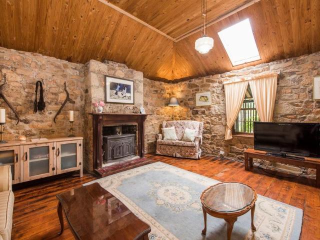 BEAUTIFUL STONE HOMESTEAD CLOSE TO RYLSTONE