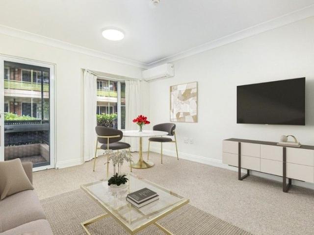 Beautiful sunlit 1 bedroom with bay window