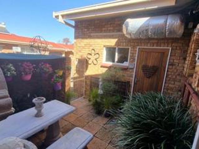 beautiful sunny 2 bedroom facebrick.