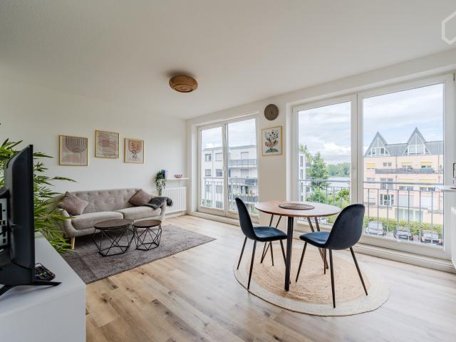 Beautiful Sunny Apartment by the Water Communal Garden, Boat Dock & Water Access