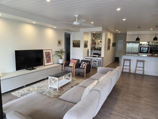 BEAUTIFUL SUNSHINE BEACH VILLA