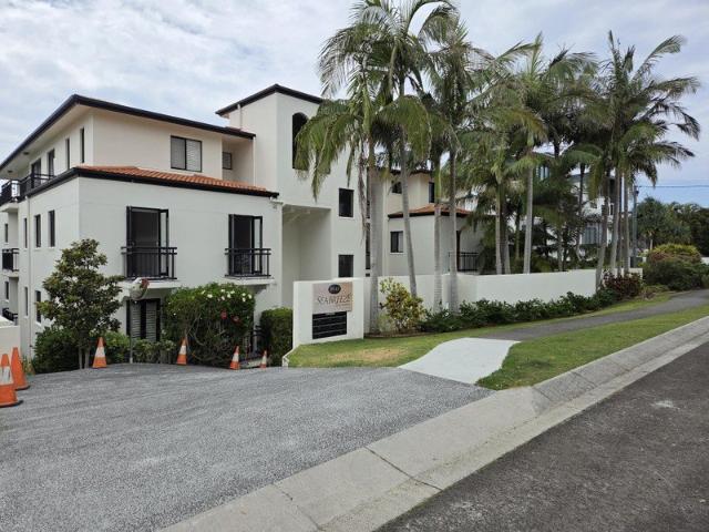 BEAUTIFUL SUNSHINE BEACH VILLA