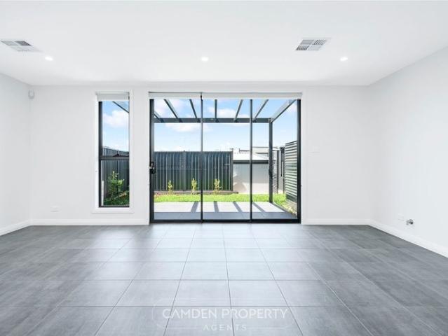 Beautiful Park Frontage Terrace!