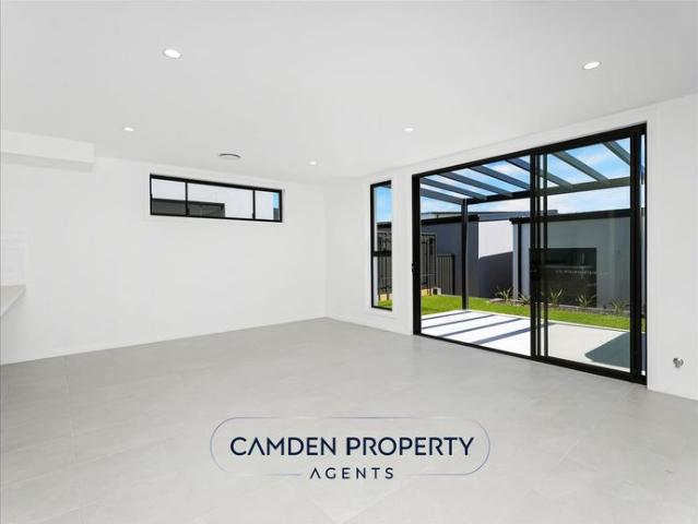 Beautiful Park Frontage Residence!