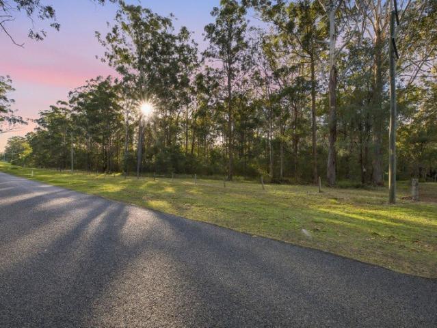 BEAUTIFUL & PRIVATE 11.6 ACRES CLOSE TO TOWN