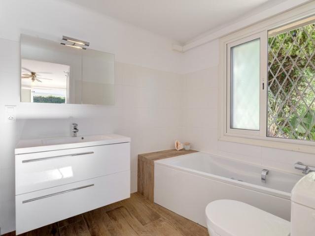 Beautiful property of 280m2 located on the west side of C. 280m² Cap d'Antibes