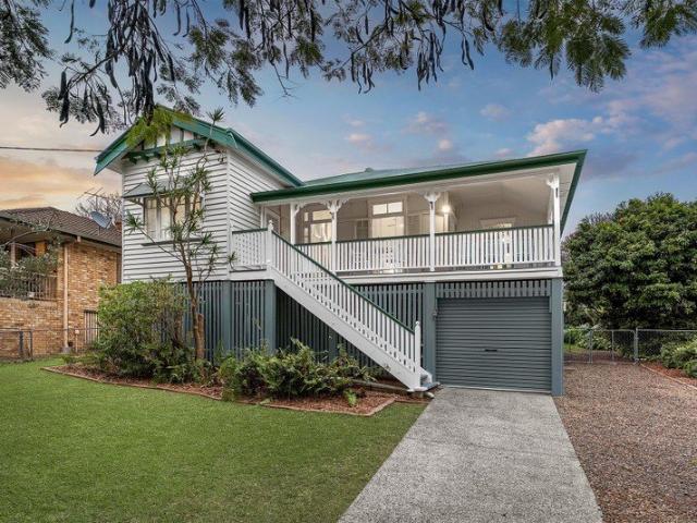BEAUTIFUL QUEENSLANDER ON 788SQM BLOCK