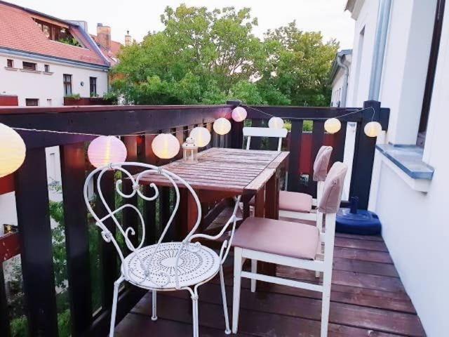 Beautiful quiet apartment with large south facing balcony in the heart of the southern suburb, Leipzig Amsterdam Apartments for Rent