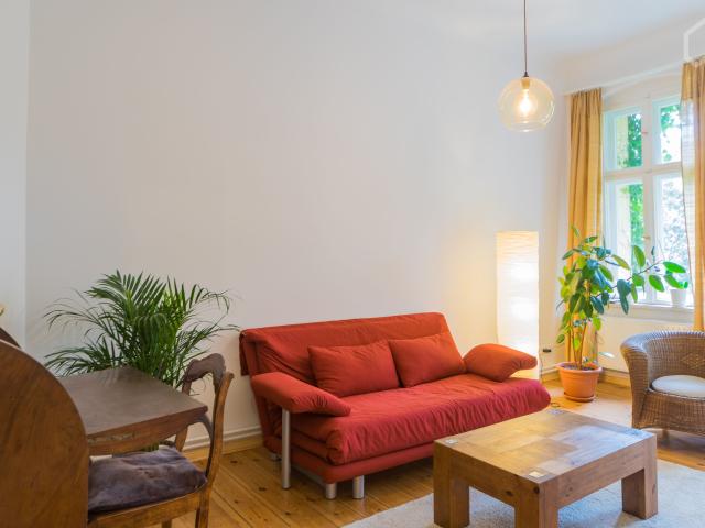 Beautiful, quiet small apartment with balcony into the greenery and still central with perfect transport connections