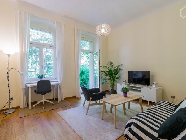 Beautiful, quiet small apartment with private garden into the greenery and still central with optimal transportation links, Berlin Amsterdam Apartments for Rent