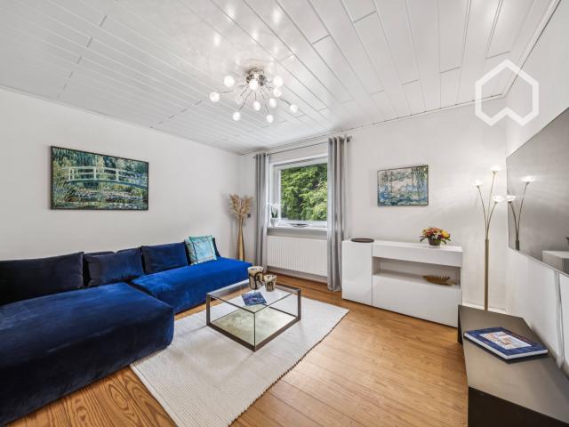 Beautiful, quiet, sunny apartment, south facing balcony, right by the forest, in Heimfeld, prime location